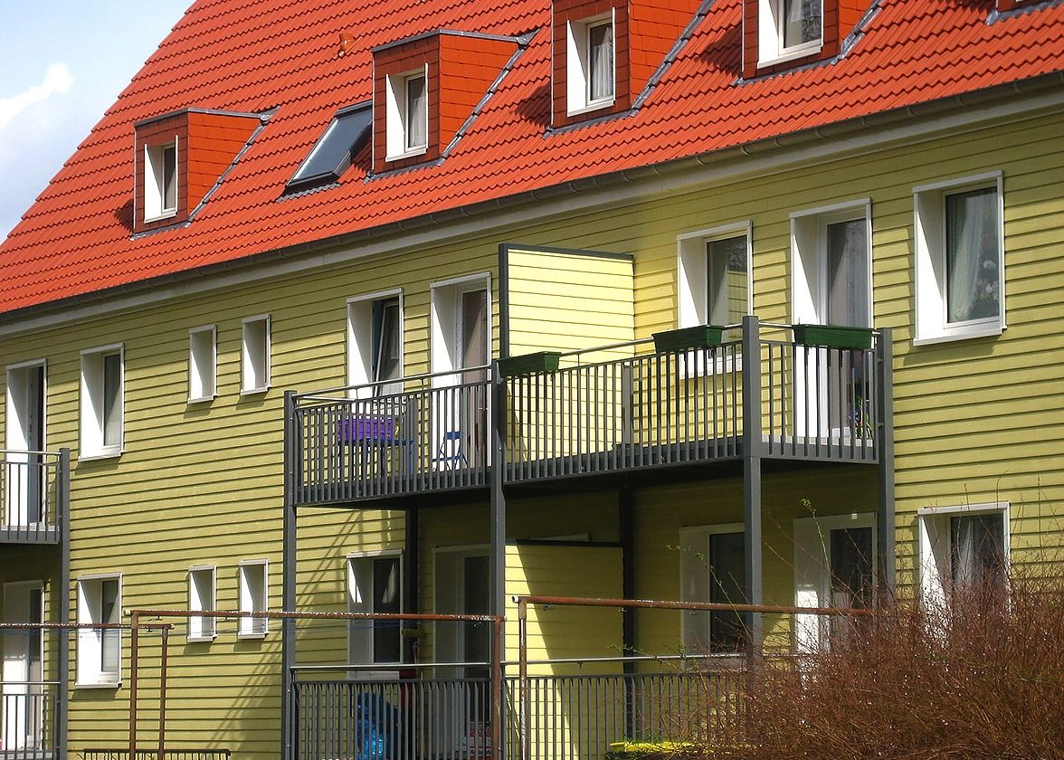 Holzfassade - Sanierung von Siedlungsgebäuden aus den 50iger Jahren (Menden)